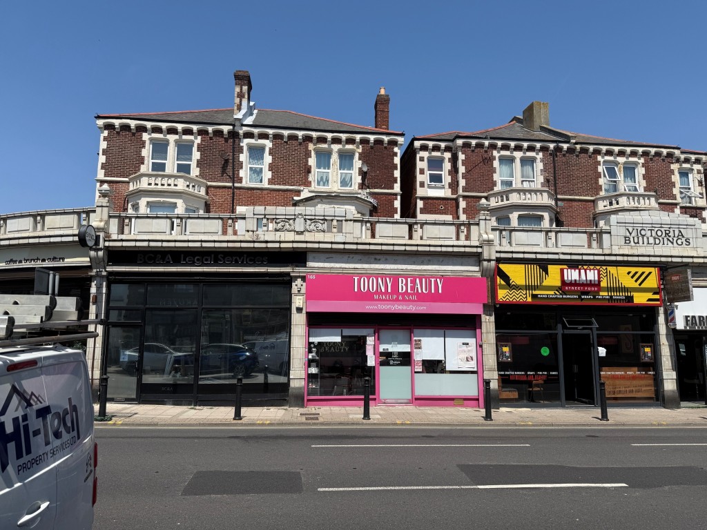 Lot: 154 - FLAT FOR INVESTMENT - View of the flat from the main road